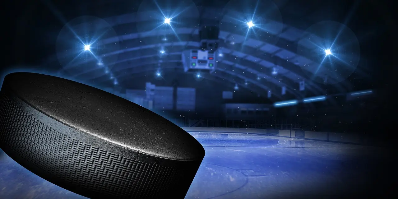 Ishockeypuck foran oplyst stadion